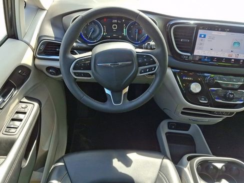 Used 2024 Chrysler Pacifica Touring-L FWD image 11