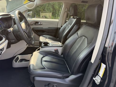 Used 2023 Chrysler Pacifica Touring-L FWD image 19