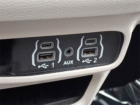 Used 2024 Chrysler Pacifica Touring-L image 24