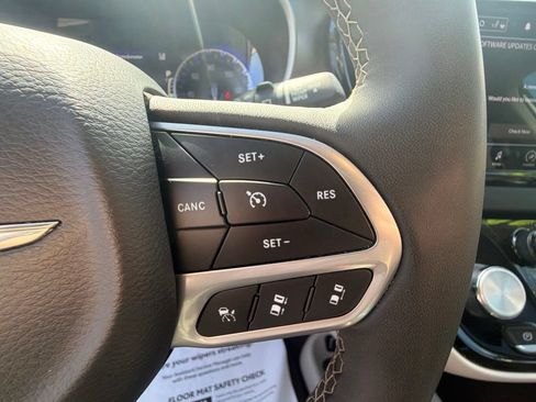 Used 2024 Chrysler Pacifica Touring-L FWD image 26