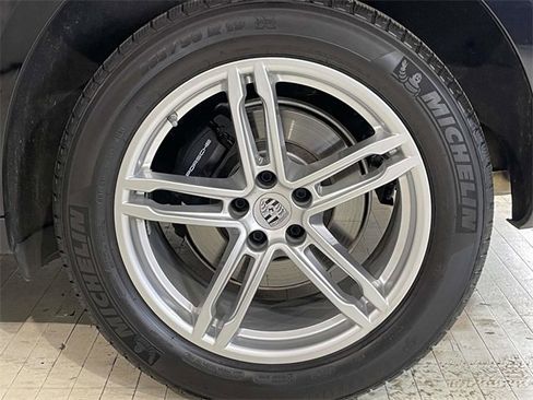 Used 2025 Porsche Macan image 11