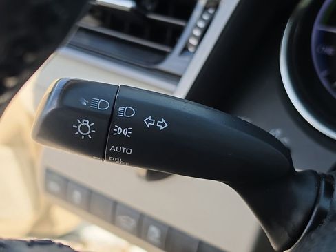 Used 2020 Toyota Camry XLE FWD image 23