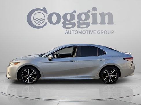 Used 2019 Toyota Camry SE w/ Convenience Package FWD image 2