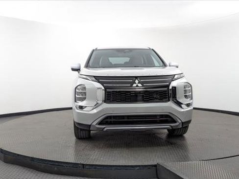 Used 2025 Mitsubishi Outlander SE image 11