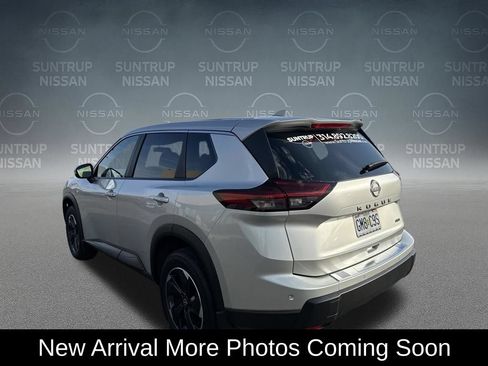 Used 2025 Nissan Rogue SV AWD/4WD image 3