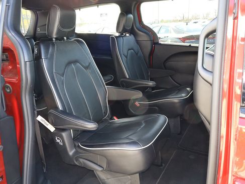 Used 2025 Chrysler Pacifica Limited image 28