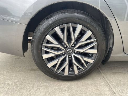 Used 2025 Nissan Altima 2.5 SV FWD image 35