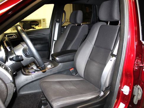 Used 2019 Jeep Grand Cherokee Laredo image 21