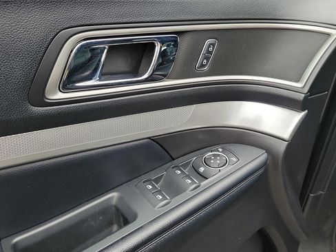 Used 2017 Ford Explorer XLT w/ Equipment Group 202A FWD image 18