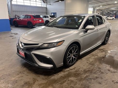 Used 2022 Toyota Camry SE image 7