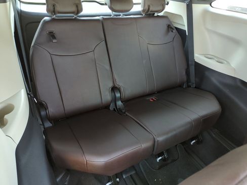 Used 2021 Toyota Sienna Platinum FWD image 19