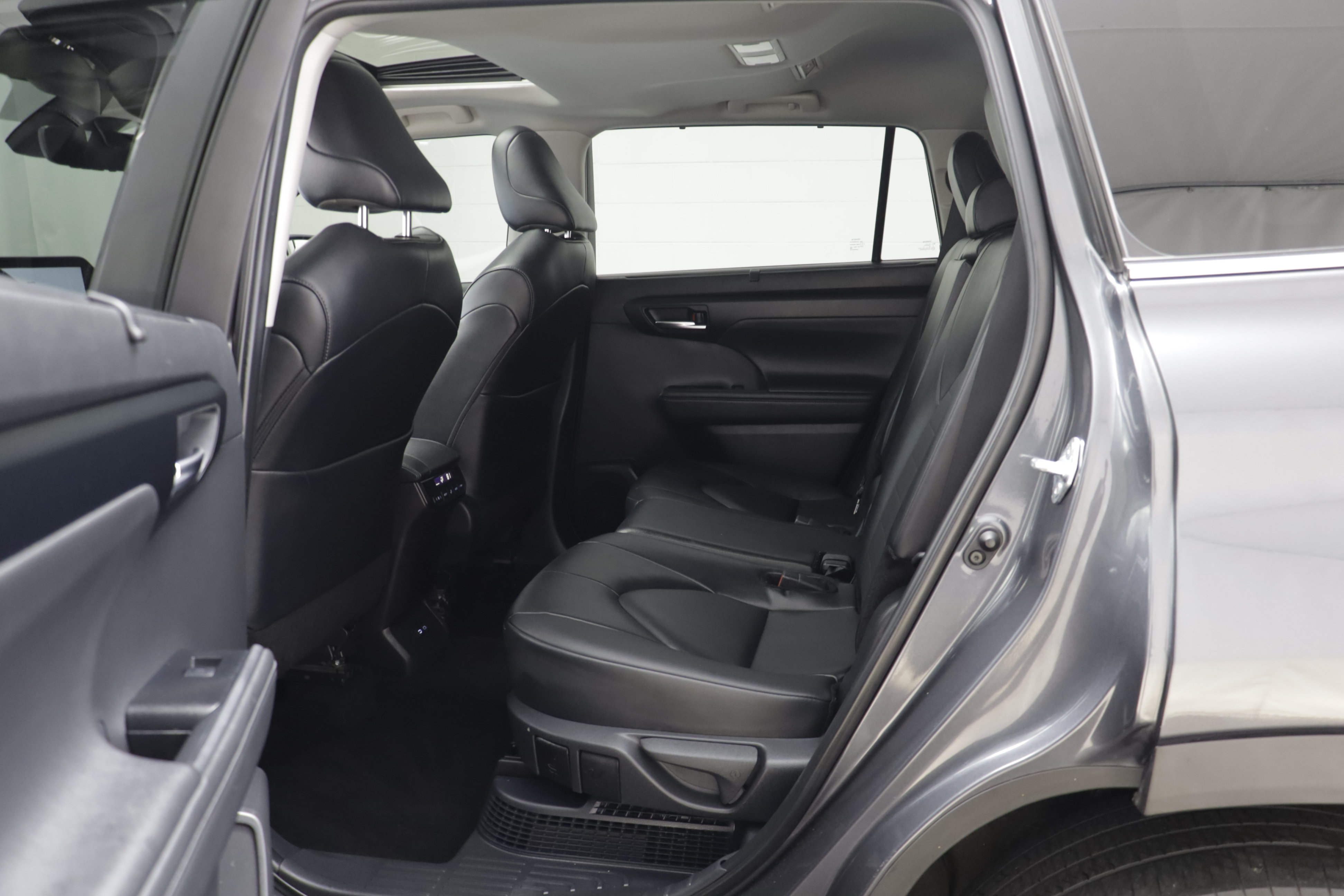 Used 2025 Toyota Highlander XLE AWD/4WD image 14