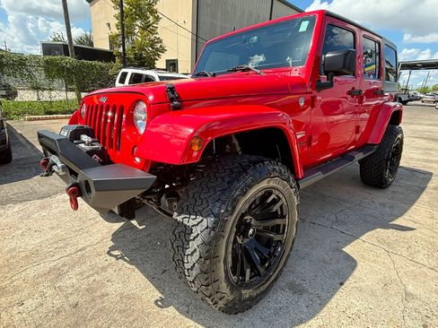 Used 2015 Jeep Wrangler Unlimited Sahara w/ Connectivity Group AWD/4WD image 3
