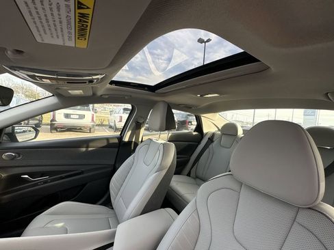 New 2025 Hyundai Elantra Limited image 16