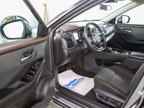Used 2023 Nissan Rogue SV FWD image 3