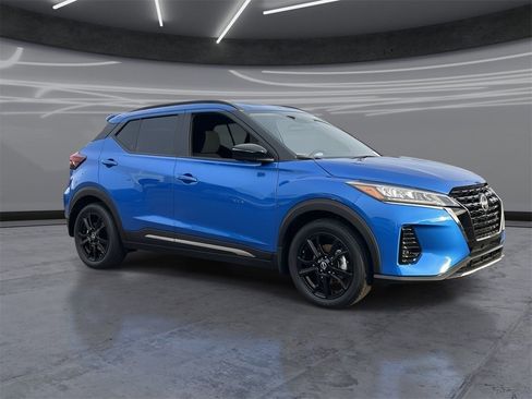 Used 2023 Nissan Kicks SR image 2
