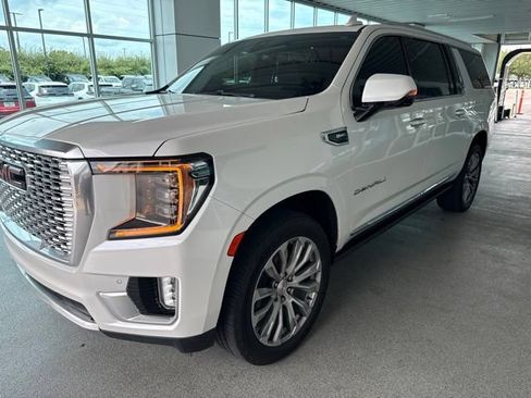 Used 2021 GMC Yukon XL Denali w/ Denali Premium Package AWD/4WD image 3