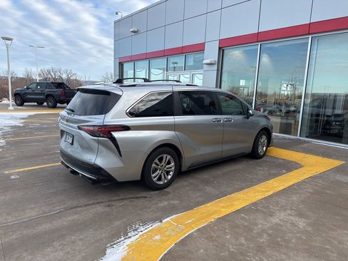 Used 2024 Toyota Sienna Platinum image 9