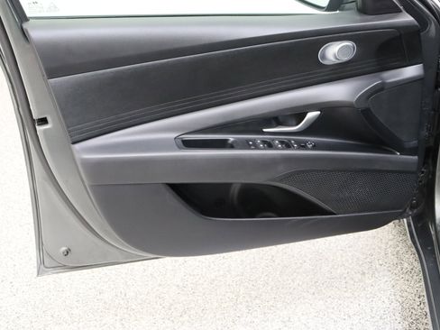 Used 2025 Hyundai Elantra SE image 12