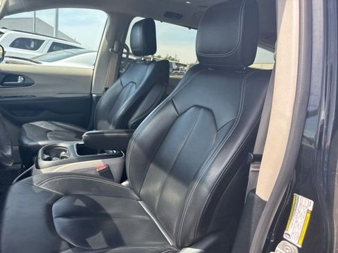 Used 2023 Chrysler Pacifica Touring-L FWD image 19