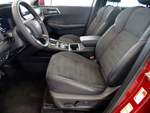 Used 2023 Mitsubishi Outlander SE AWD/4WD image 16