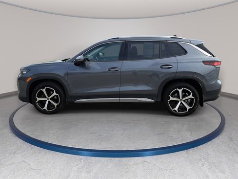 Used 2025 Volkswagen Tiguan SE image 8