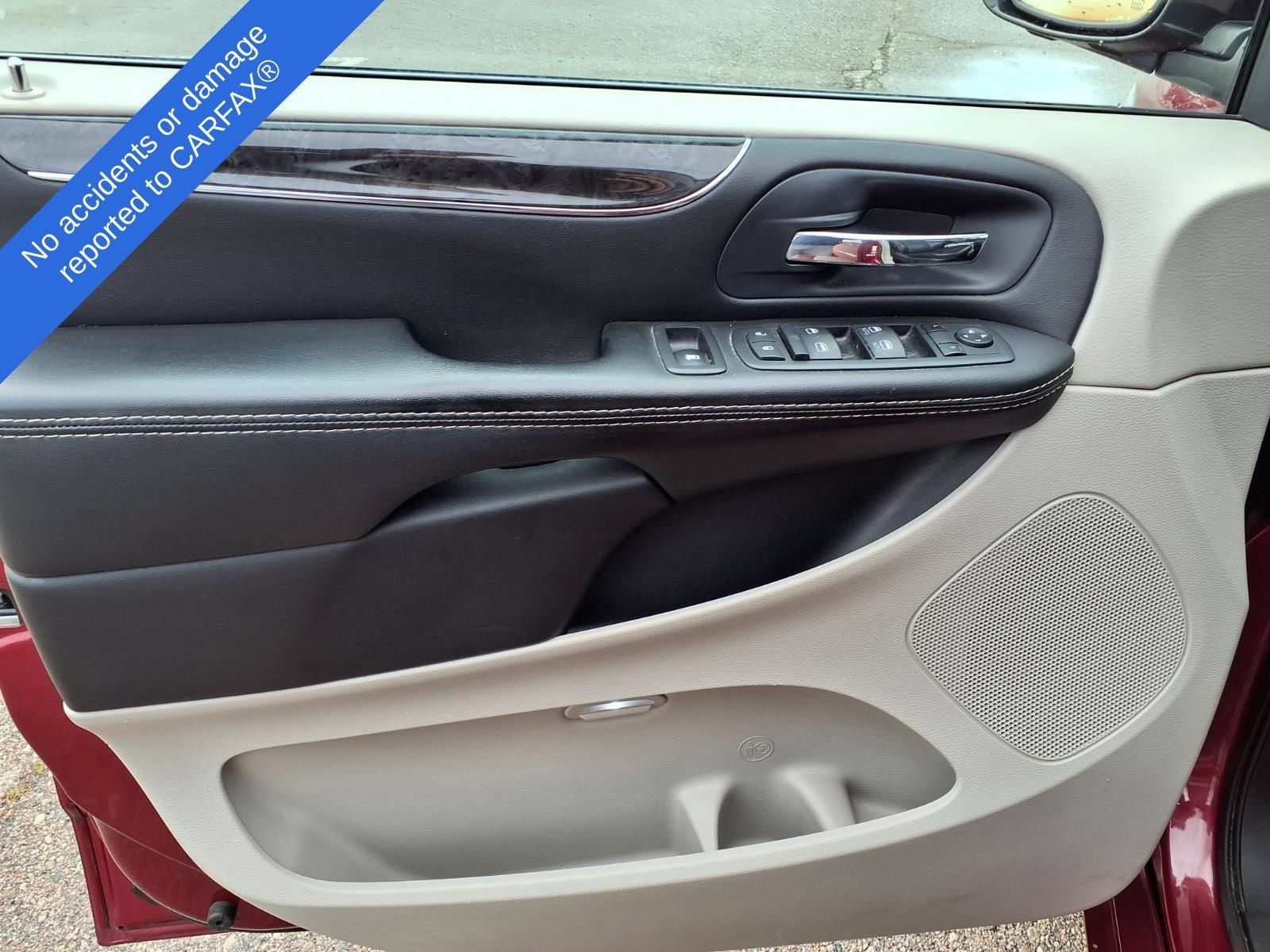 Used 2015 Chrysler Town & Country Touring-L FWD image 13