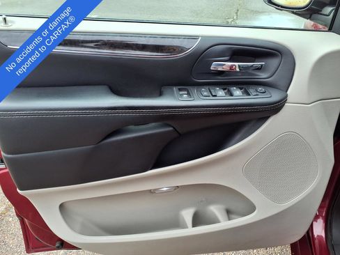 Used 2015 Chrysler Town & Country Touring-L FWD image 13
