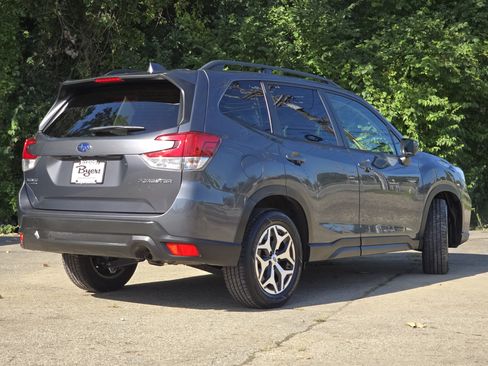 Used 2020 Subaru Forester Premium AWD/4WD image 7
