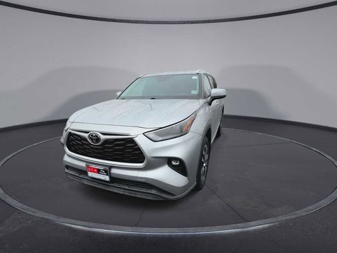 Used 2022 Toyota Highlander XLE image 3