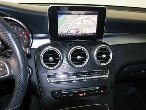 Used 2018 Mercedes-Benz GLC 300 4MATIC w/ Premium Package image 27