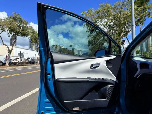 Used 2017 Toyota Prius Prime Premium image 13