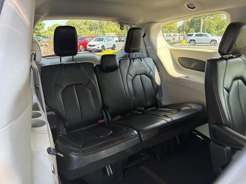 Used 2024 Chrysler Pacifica Touring-L FWD image 38