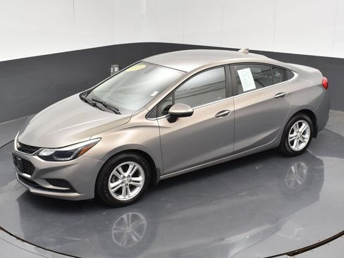 Used 2018 Chevrolet Cruze LT w/ Convenience Package FWD image 32