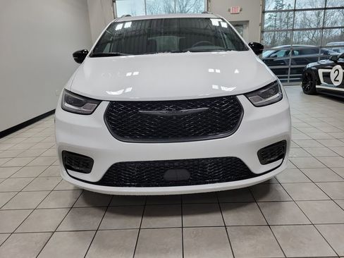 New 2026 Chrysler Pacifica Select w/ S Appearance Package image 2