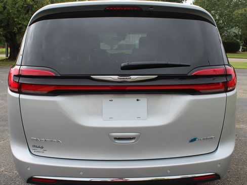 Used 2024 Chrysler Pacifica Select image 5