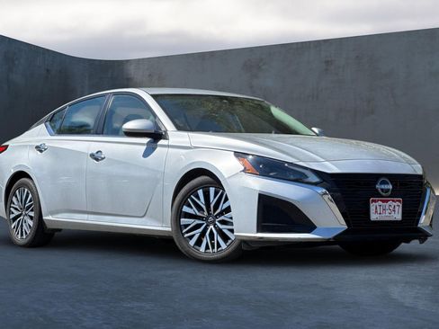 Used 2023 Nissan Altima 2.5 SV image 2
