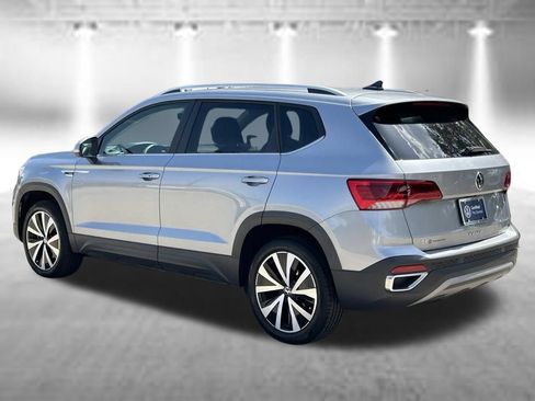 Certified 2024 Volkswagen Taos SE w/ Panoramic Sunroof Package FWD image 3