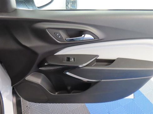 Used 2025 Chevrolet Trax LT w/ LT Convenience Package FWD image 33