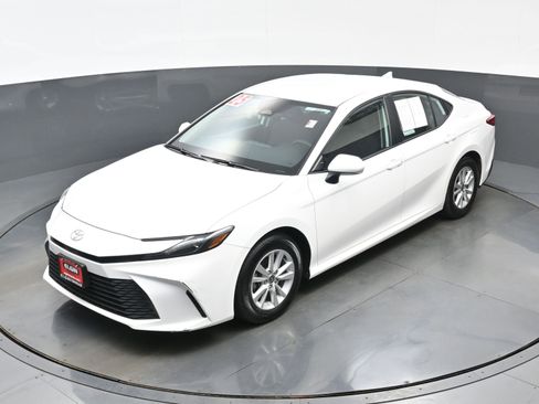 Used 2025 Toyota Camry SE image 34