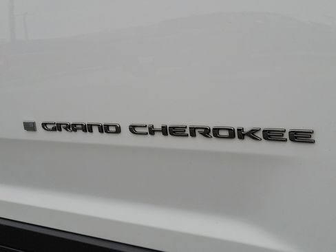 Used 2024 Jeep Grand Cherokee Limited image 6
