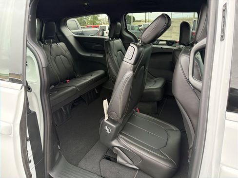 New 2026 Chrysler Pacifica Select image 13