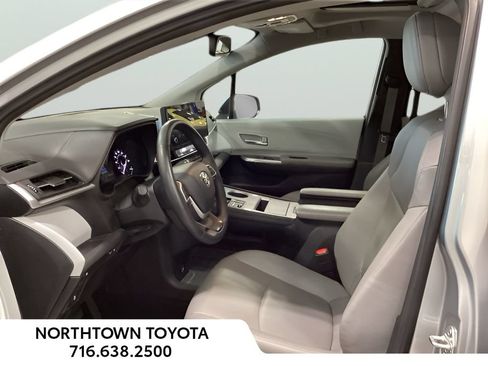 Used 2025 Toyota Sienna XLE FWD image 10