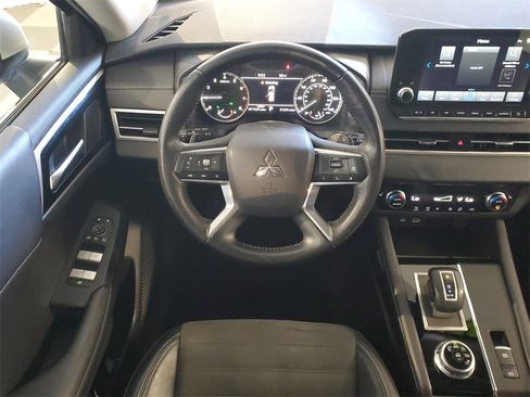 Used 2023 Mitsubishi Outlander SE image 11