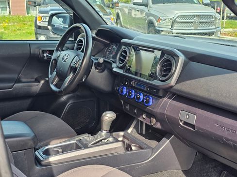 Used 2019 Toyota Tacoma TRD Off-Road w/ TRD Premium Off Road Package AWD/4WD image 35