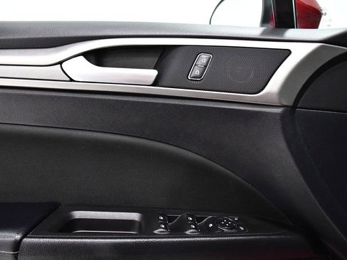 Used 2020 Ford Fusion SE image 17