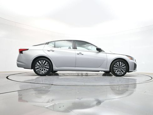 Used 2024 Nissan Altima 2.5 SV FWD image 39
