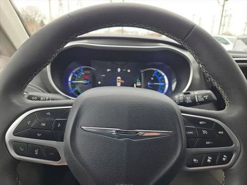 Used 2024 Chrysler Pacifica Limited FWD image 28
