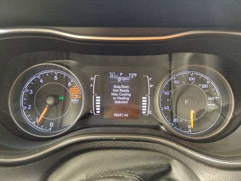 Used 2019 Jeep Cherokee Latitude Plus AWD/4WD image 23