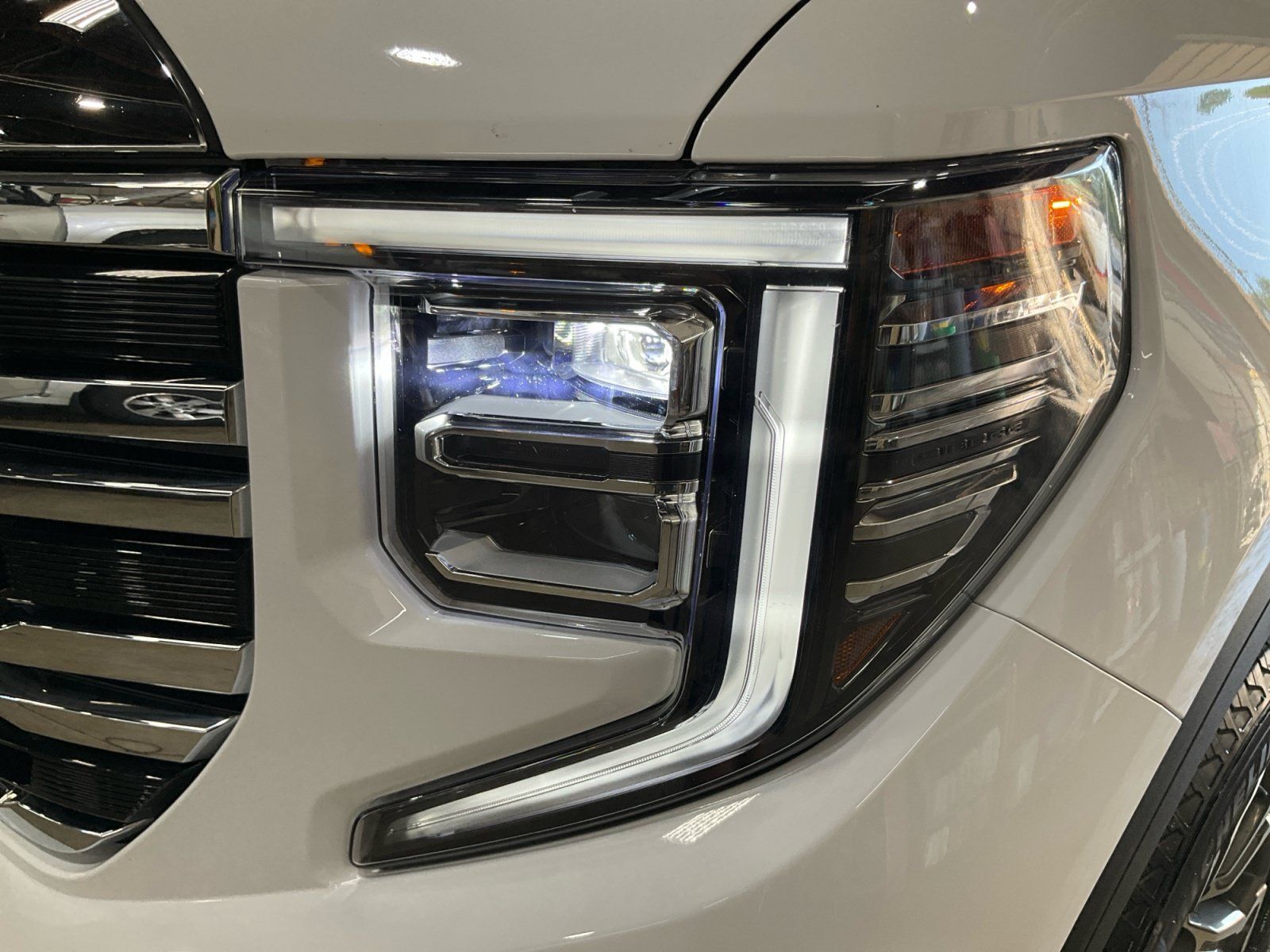 Used 2025 GMC Sierra 1500 SLT AWD/4WD image 33